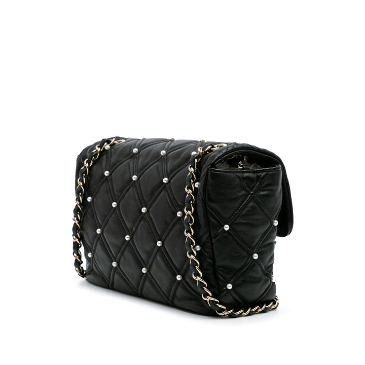 Chanel Medium Matelassé Cuir d’agneau Perle Studs à rabat