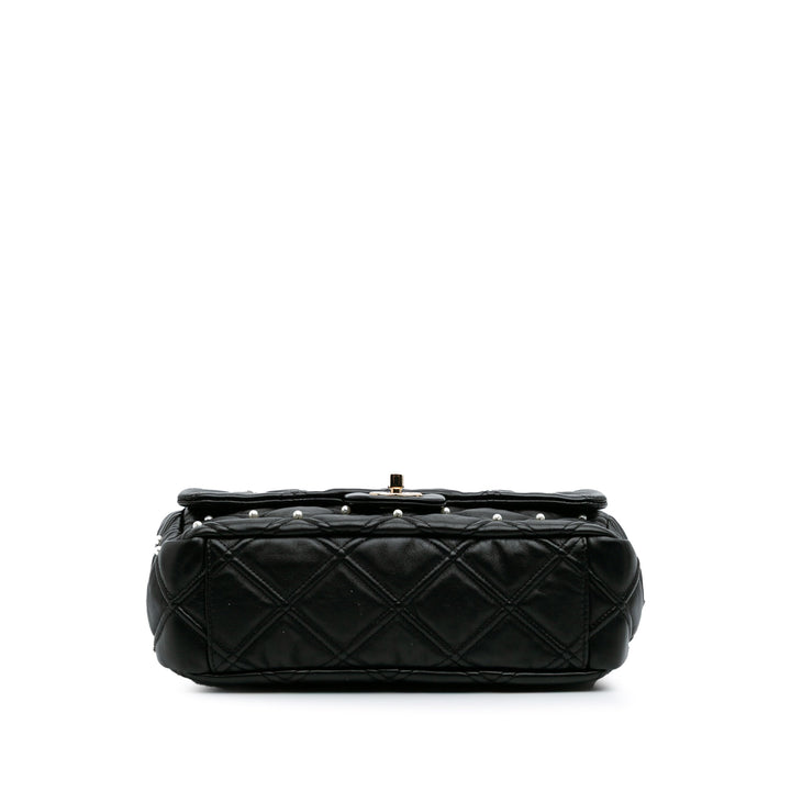 Chanel Medium Matelassé Cuir d’agneau Perle Studs à rabat