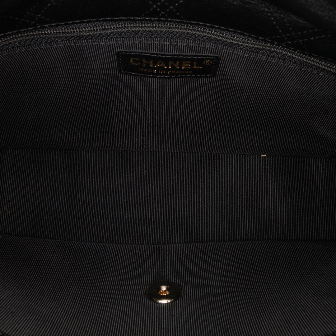 Chanel Medium Matelassé Cuir d’agneau Perle Studs à rabat