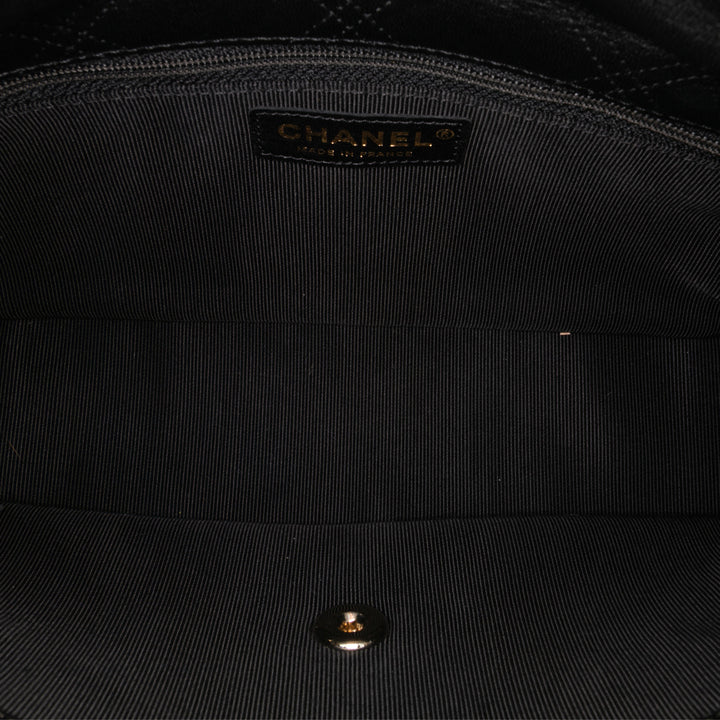 Chanel Medium Matelassé Cuir d’agneau Perle Studs à rabat