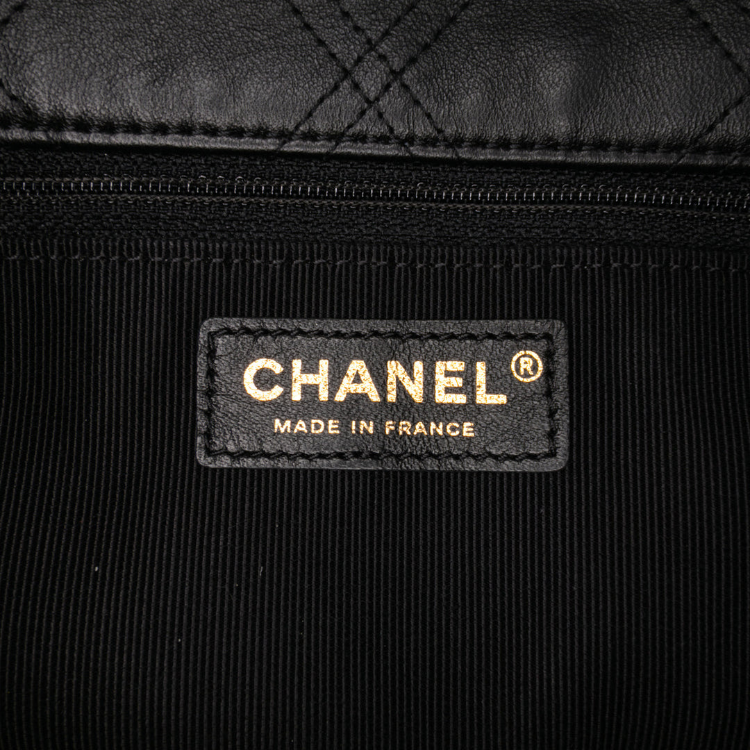 Chanel Medium Matelassé Cuir d’agneau Perle Studs à rabat