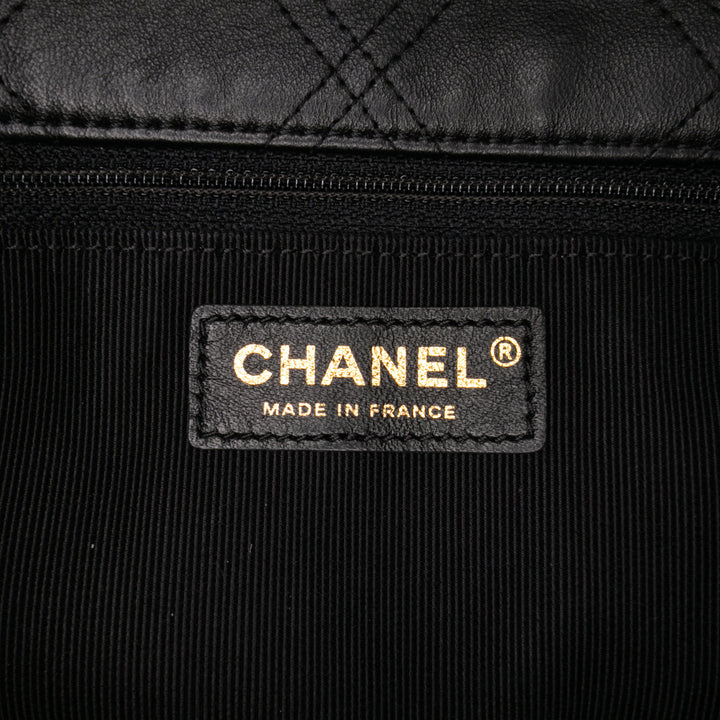 Chanel Medium Matelassé Cuir d’agneau Perle Studs à rabat