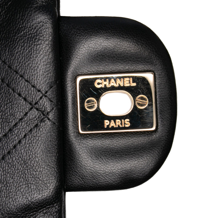 Chanel Medium Matelassé Cuir d’agneau Perle Studs à rabat