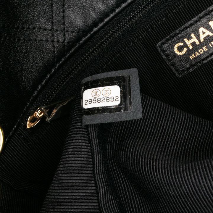 Chanel Medium Matelassé Cuir d’agneau Perle Studs à rabat