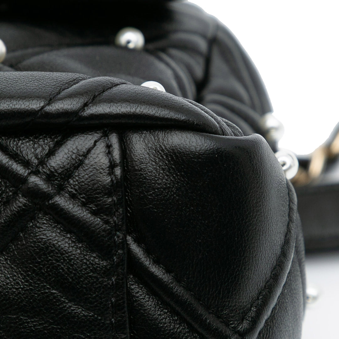 Chanel Medium Matelassé Cuir d’agneau Perle Studs à rabat