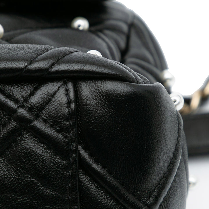 Chanel Medium Matelassé Cuir d’agneau Perle Studs à rabat
