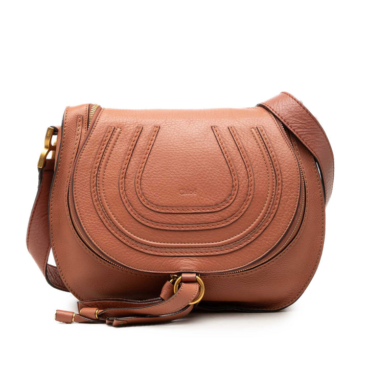 Chloé grainé Marcie Saddle Sac Moyen Cuir de veau grainé Marron – vue principale – GABY PARIS