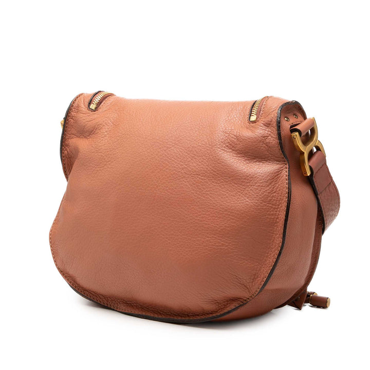 Chloé grainé Marcie Saddle Sac Moyen Cuir de veau grainé Marron – vue 2 – GABY PARIS