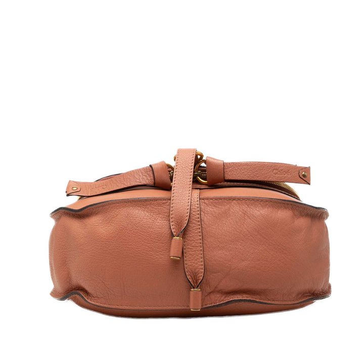 Chloé grainé Marcie Saddle Sac Moyen Cuir de veau grainé Marron – vue 3 – GABY PARIS