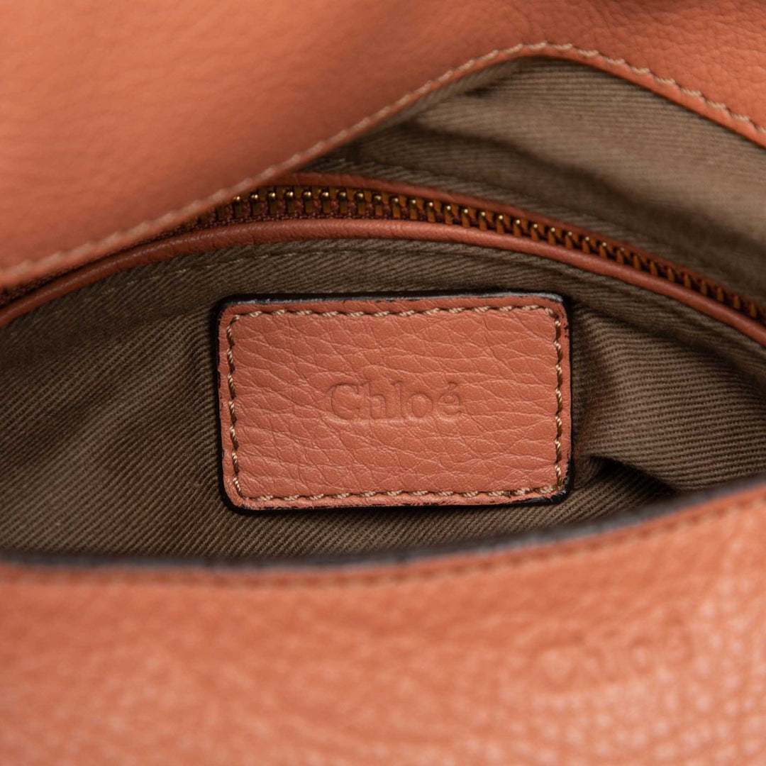 Chloé grainé Marcie Saddle Sac Moyen Cuir de veau grainé Marron – vue 5 – GABY PARIS