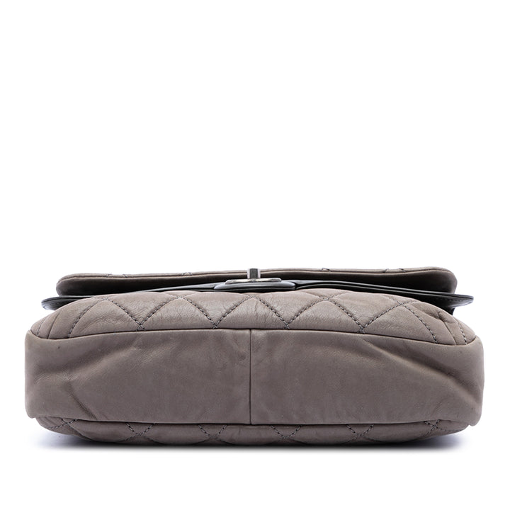 Chanel Sac porté épaule Matelassé Irisé In the Mix Double rabat Jumbo Cuir de veau Marron – vue 3 – GABY PARIS