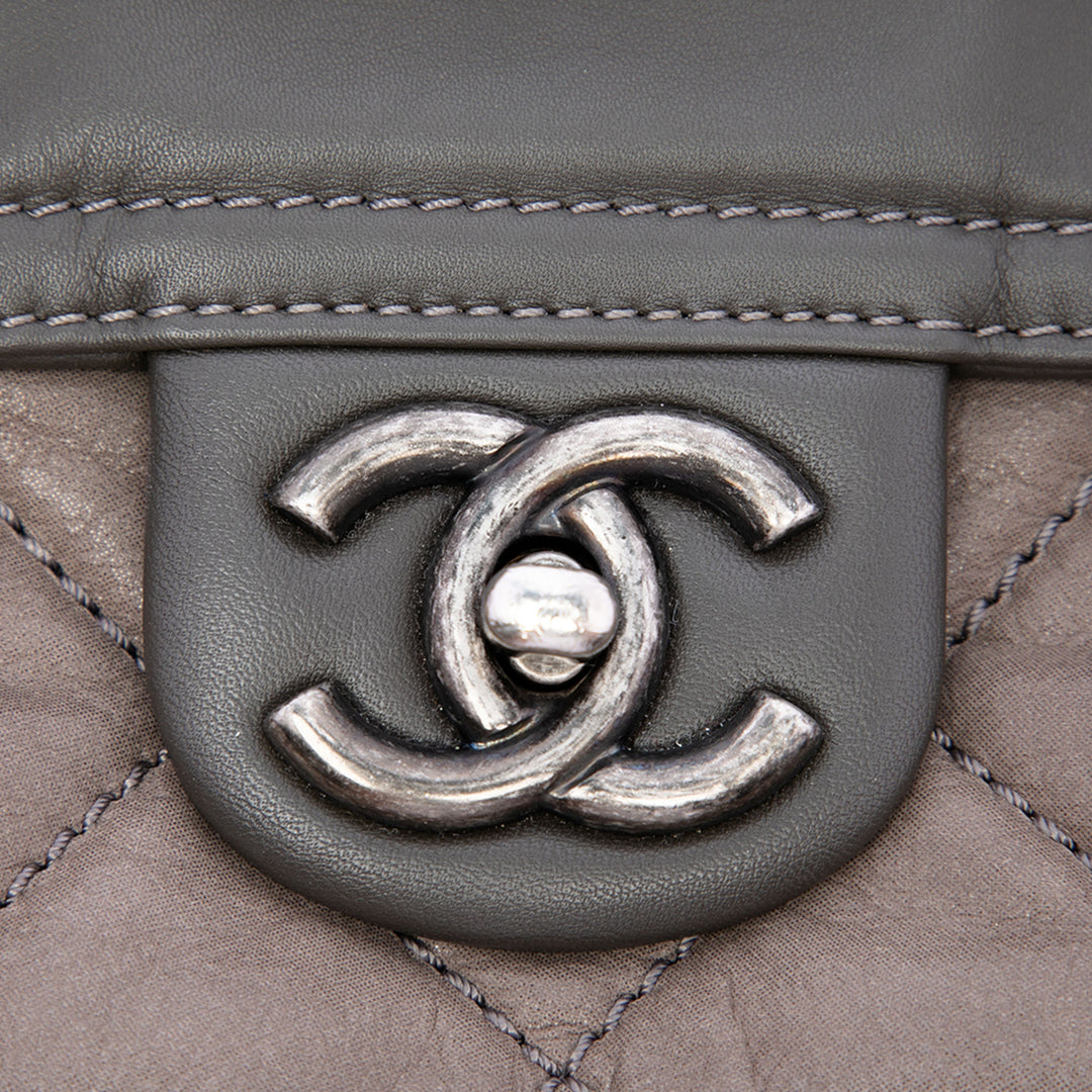 Chanel Sac porté épaule Matelassé Irisé In the Mix Double rabat Jumbo Cuir de veau Marron – vue 5 – GABY PARIS