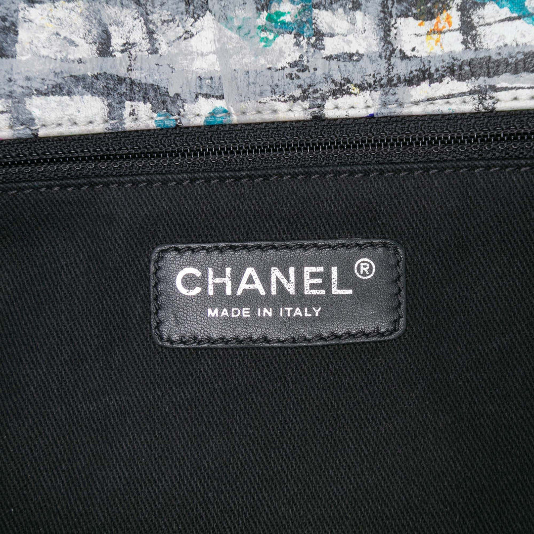 Chanel Hand Painted Graffiti à rabat Moyen Cuir de veau