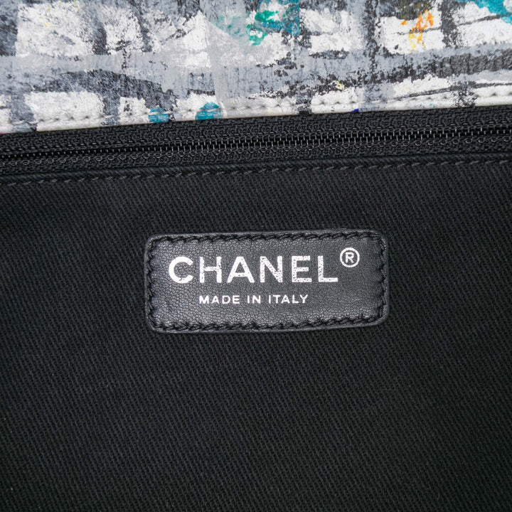 Chanel Hand Painted Graffiti à rabat Moyen Cuir de veau