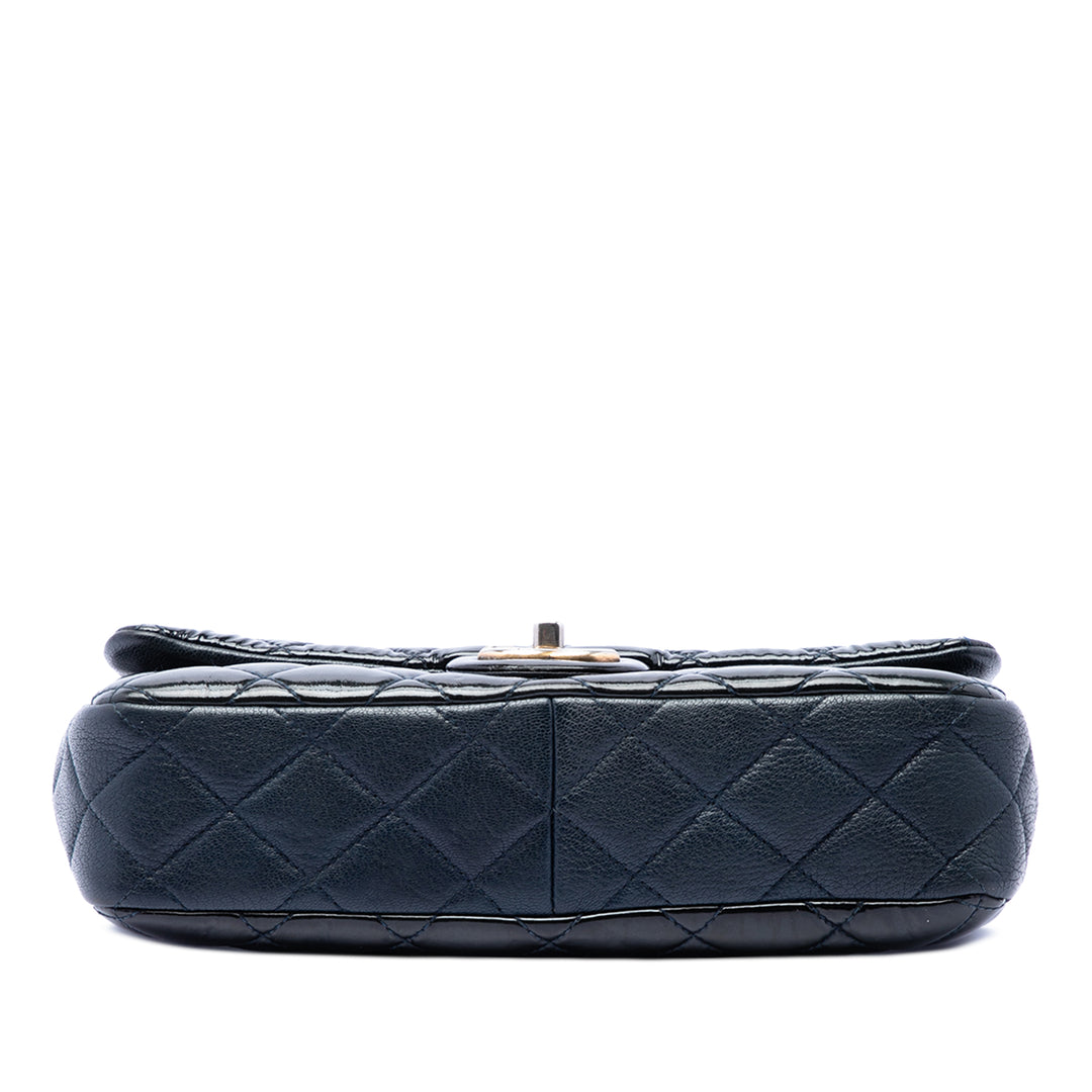 Chanel Paris Salzburg Medium Cuir verni et Cuir de chèvre CC Œillets à rabat