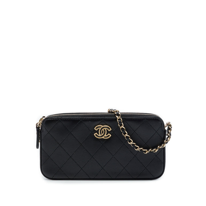 Chanel CC Matelassé Double Zippé Pochette avec chaîne Cuir de veau Noir – vue principale – GABY PARIS