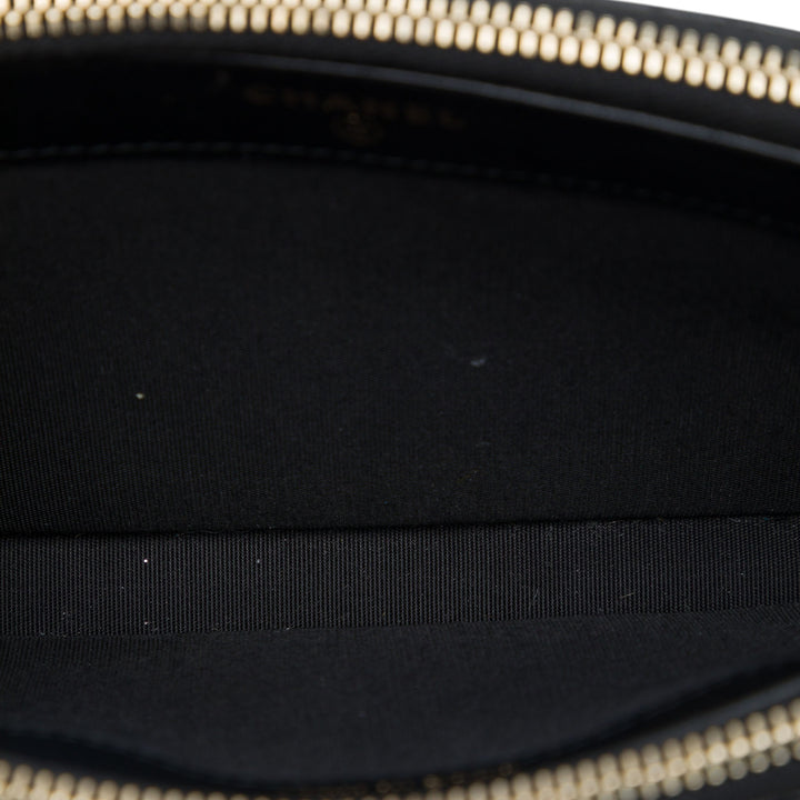 Chanel CC Matelassé Double Zippé Pochette avec chaîne Cuir de veau Noir – vue 4 – GABY PARIS
