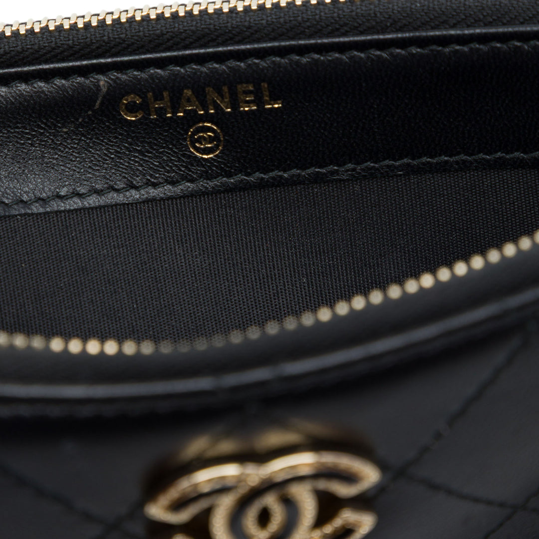 Chanel CC Matelassé Double Zippé Pochette avec chaîne Cuir de veau Noir – vue 5 – GABY PARIS