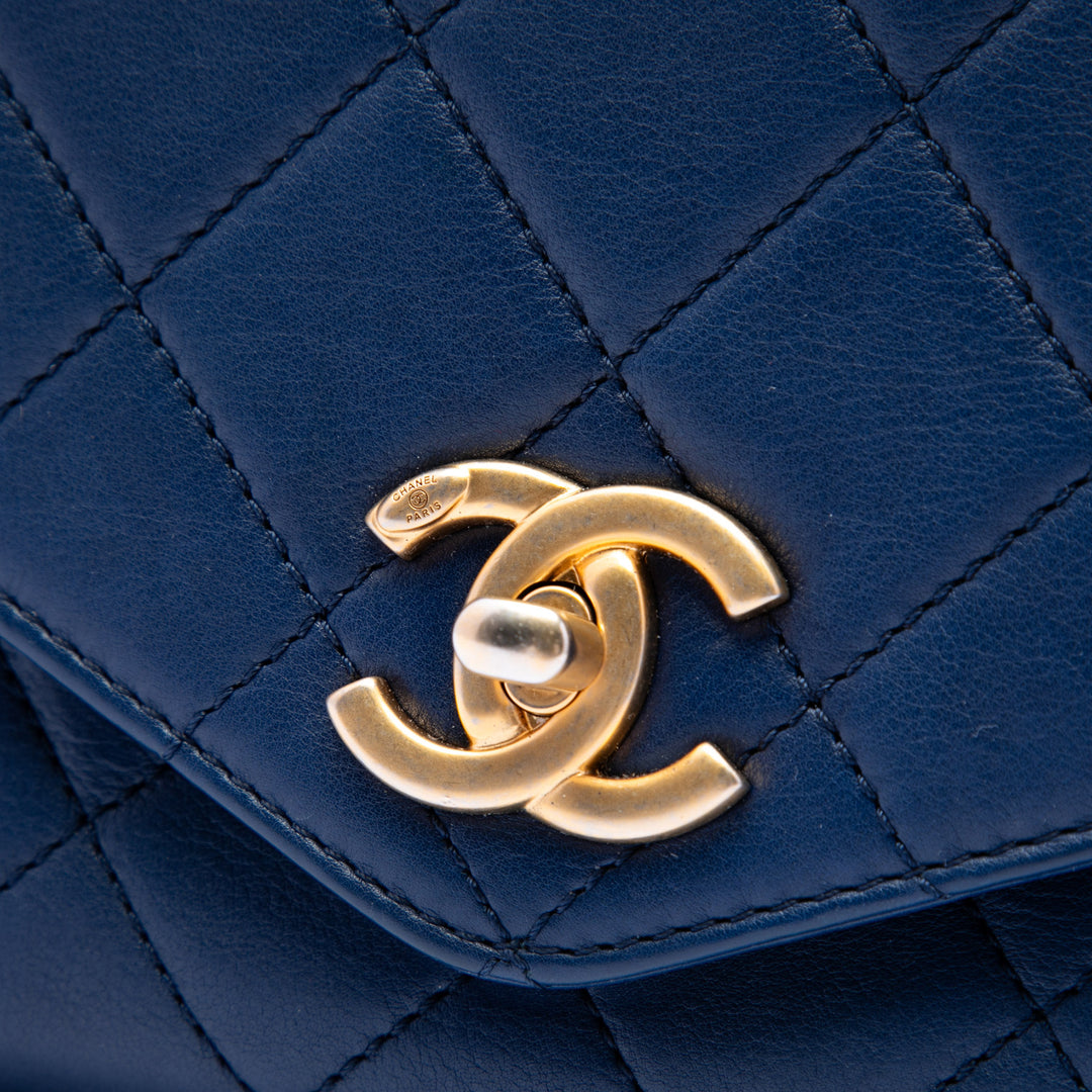 Chanel CC Matelassé Cuir de veau Metal anse supérieure Envelope à rabat