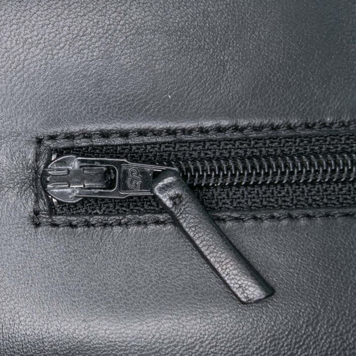 Chanel CC Embossed Cuir d’agneau Camellia Wallet On Chain Noir