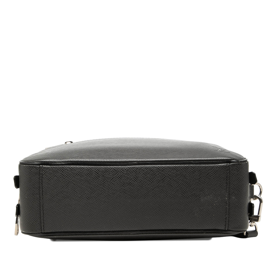 Louis Vuitton Taiga Pochette Kasai Noir