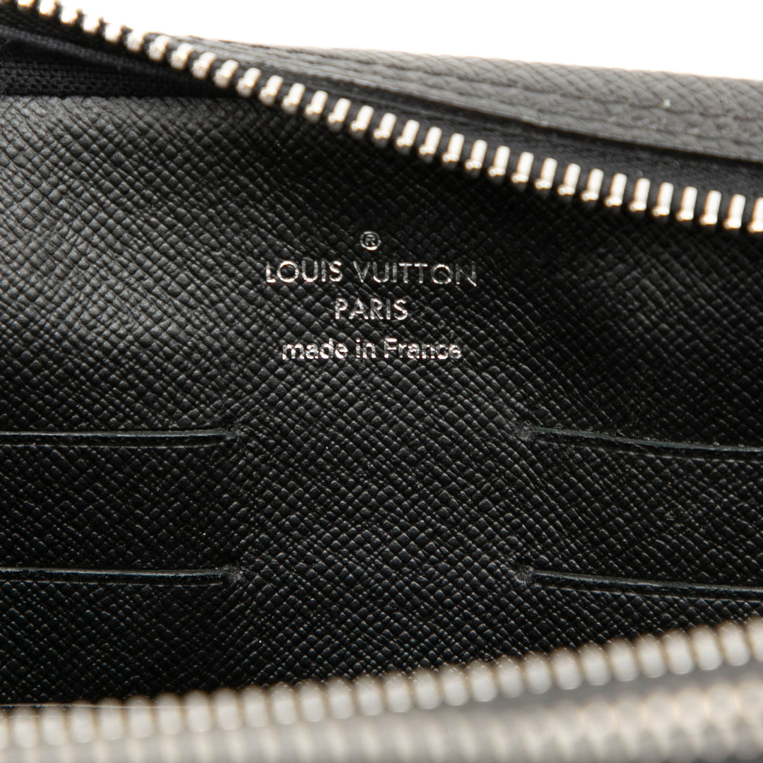 Louis Vuitton Taiga Pochette Kasai Noir