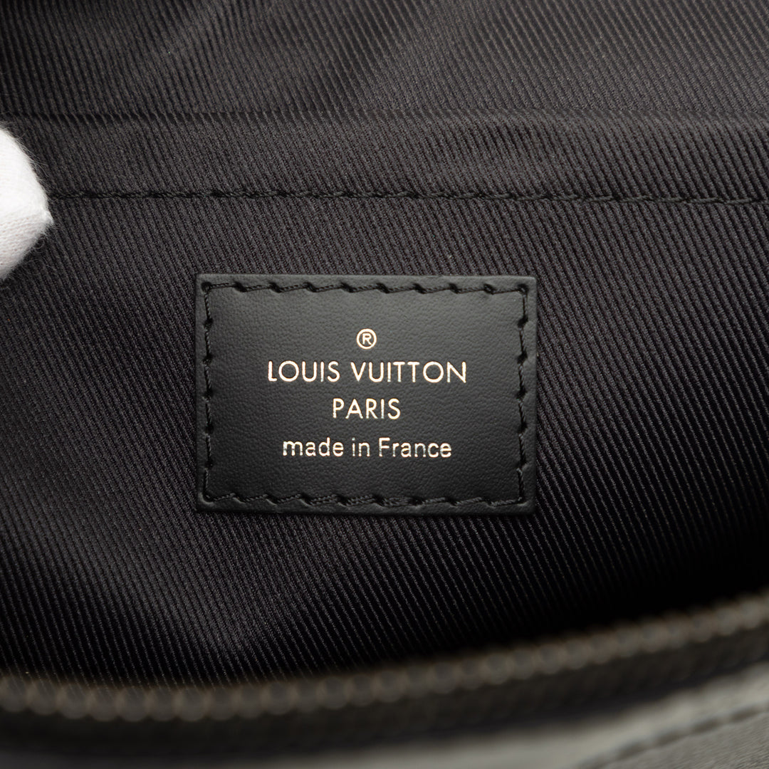 Louis Vuitton Discovery Pochette GM Monogram Eclipse Noir – vue 5 – GABY PARIS