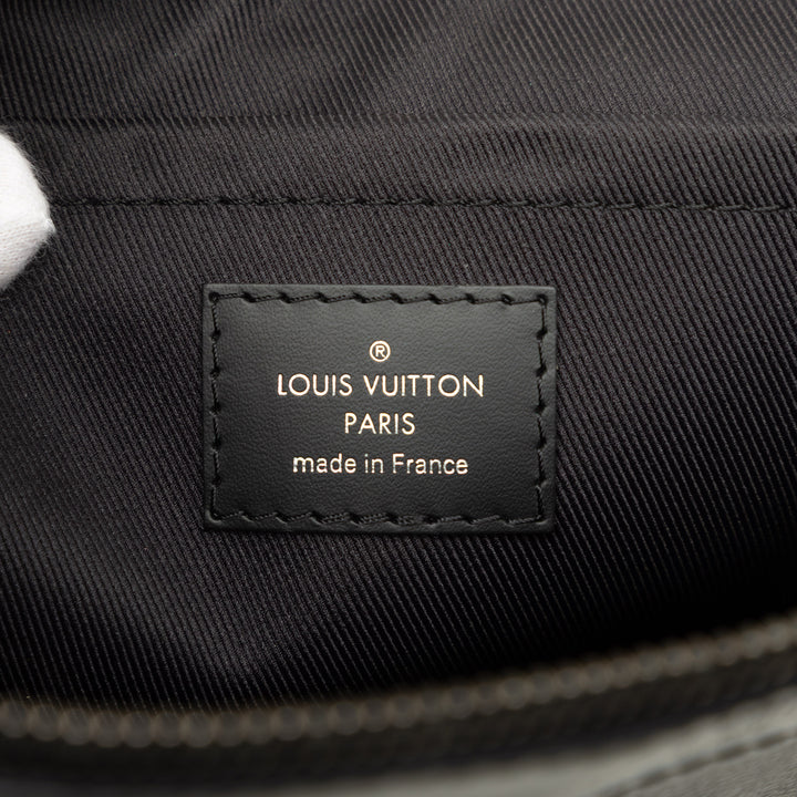 Louis Vuitton Discovery Pochette GM Monogram Eclipse Noir – vue 5 – GABY PARIS
