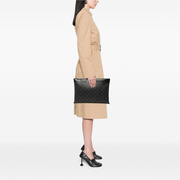 Louis Vuitton Discovery Pochette GM Monogram Eclipse Noir – vue 6 – GABY PARIS