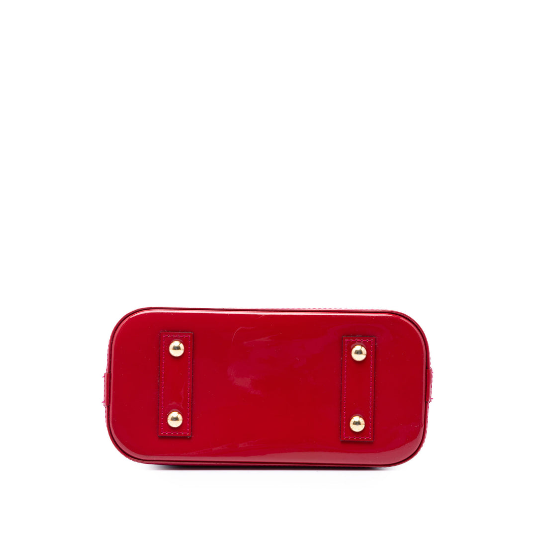 Louis Vuitton Alma BB Cuir verni Monogram Rouge – vue 3 – GABY PARIS