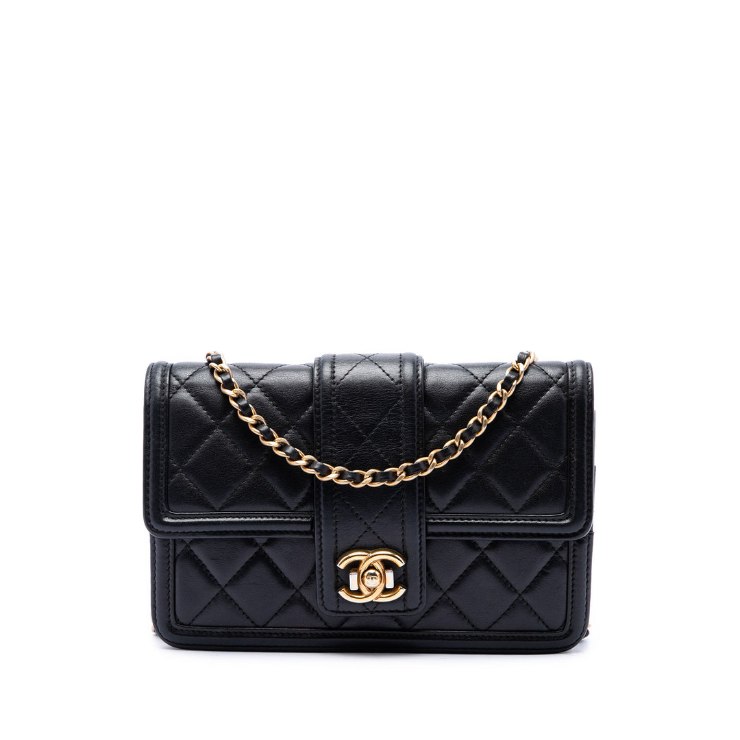 Chanel Matelassé Elegant CC à rabat Wallet on Chain Petit Cuir d'agneau Noir – vue principale – GABY PARIS