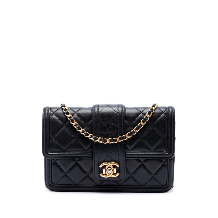 Chanel Matelassé Elegant CC à rabat Wallet on Chain Petit Cuir d'agneau Noir – vue principale – GABY PARIS