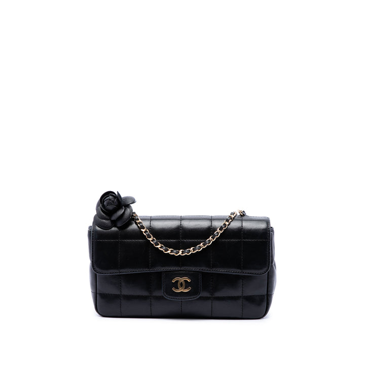 Chanel Sac bandoulière CC Chocolate Bar Camellia à rabat Mini Cuir d'agneau Noir – vue principale – GABY PARIS