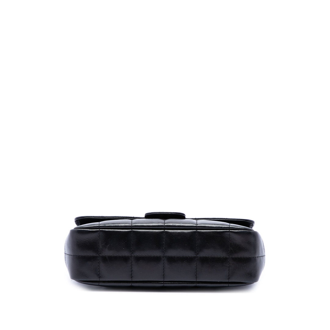Chanel Sac bandoulière CC Chocolate Bar Camellia à rabat Mini Cuir d'agneau Noir – vue 3 – GABY PARIS