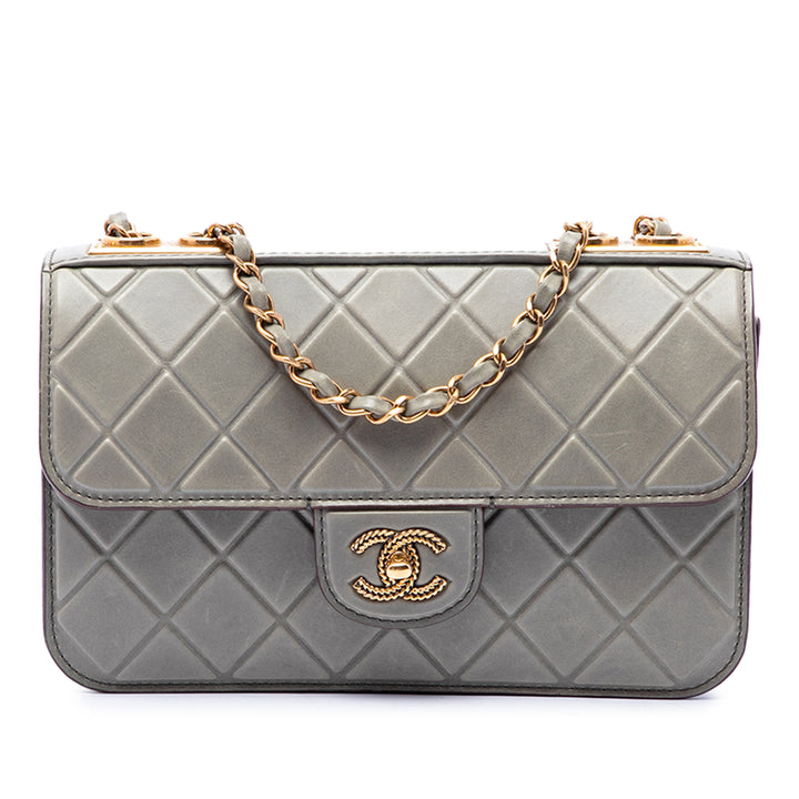 Chanel CC Matelassé Debossed à rabat Cuir de veau Gris – vue principale – GABY PARIS