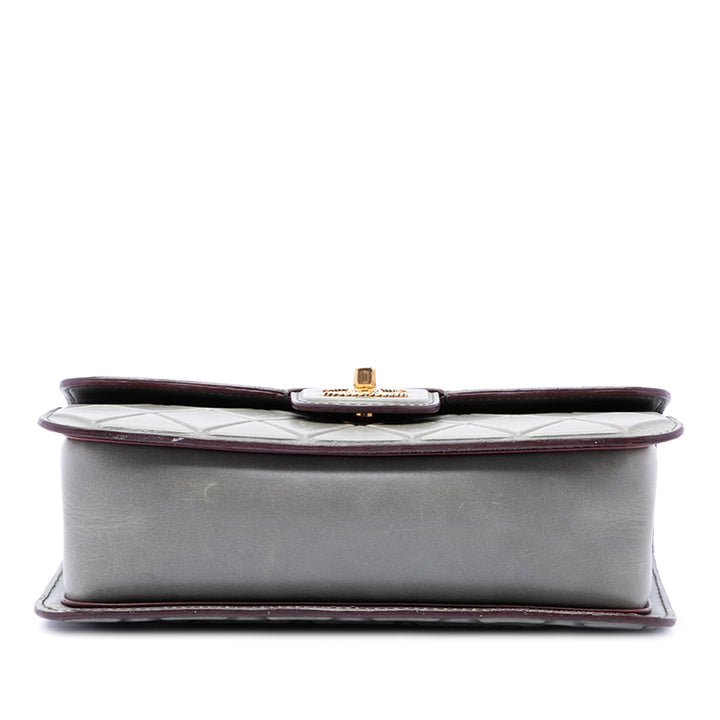 Chanel CC Matelassé Debossed à rabat Cuir de veau Gris – vue 3 – GABY PARIS