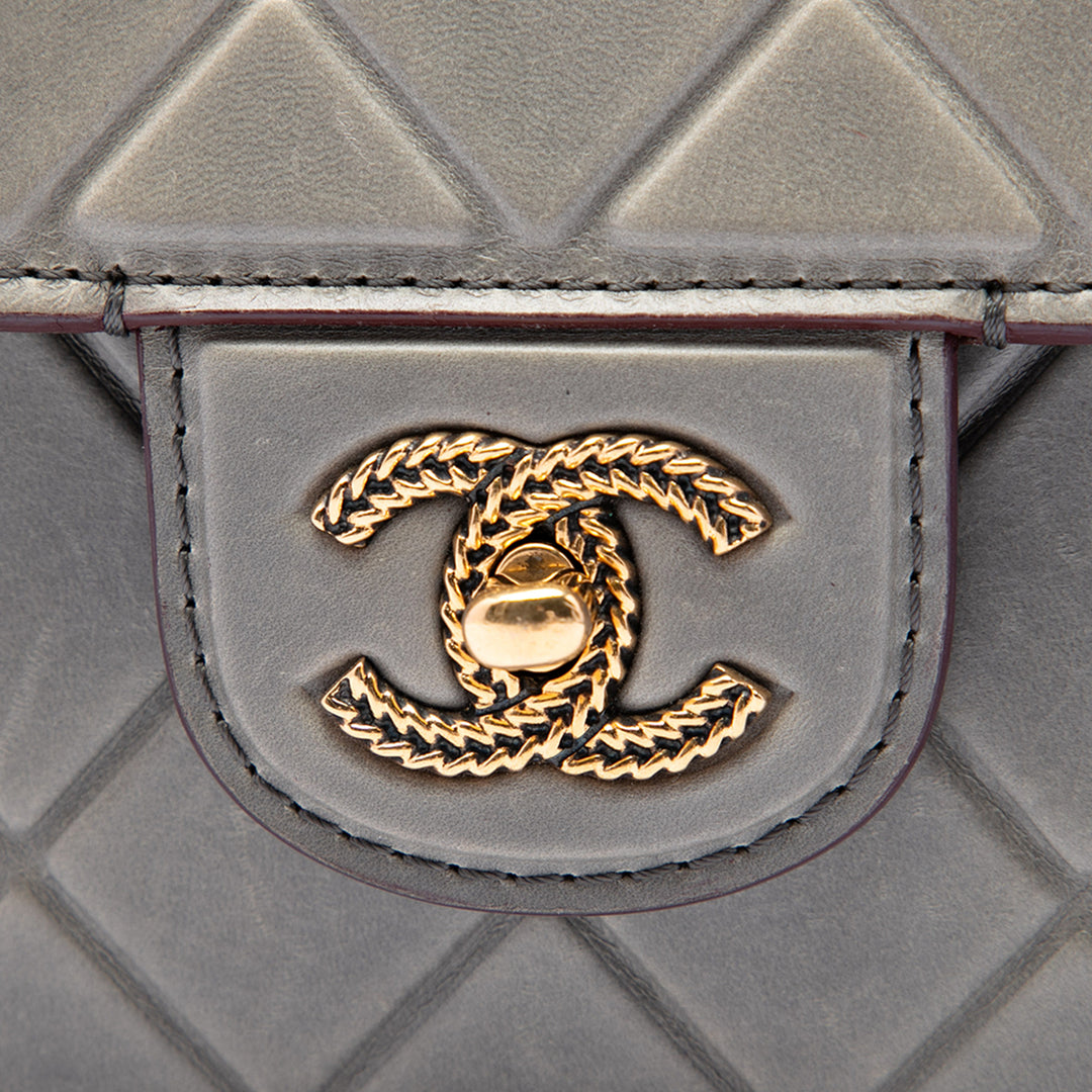 Chanel CC Matelassé Debossed à rabat Cuir de veau Gris – vue 5 – GABY PARIS