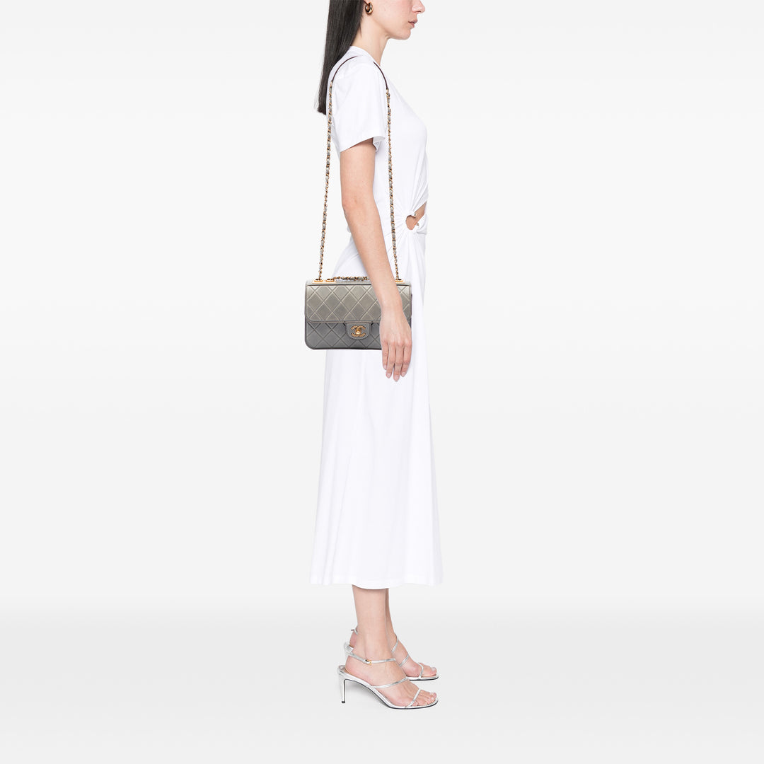 Chanel CC Matelassé Debossed à rabat Cuir de veau Gris – vue 6 – GABY PARIS