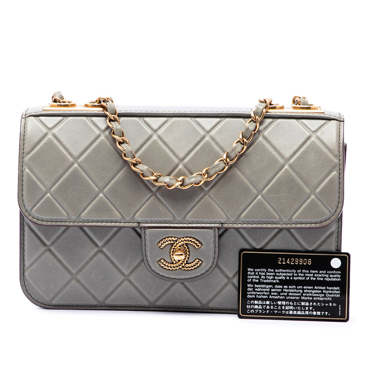 Chanel CC Matelassé Debossed à rabat Cuir de veau Gris – vue 7 – GABY PARIS