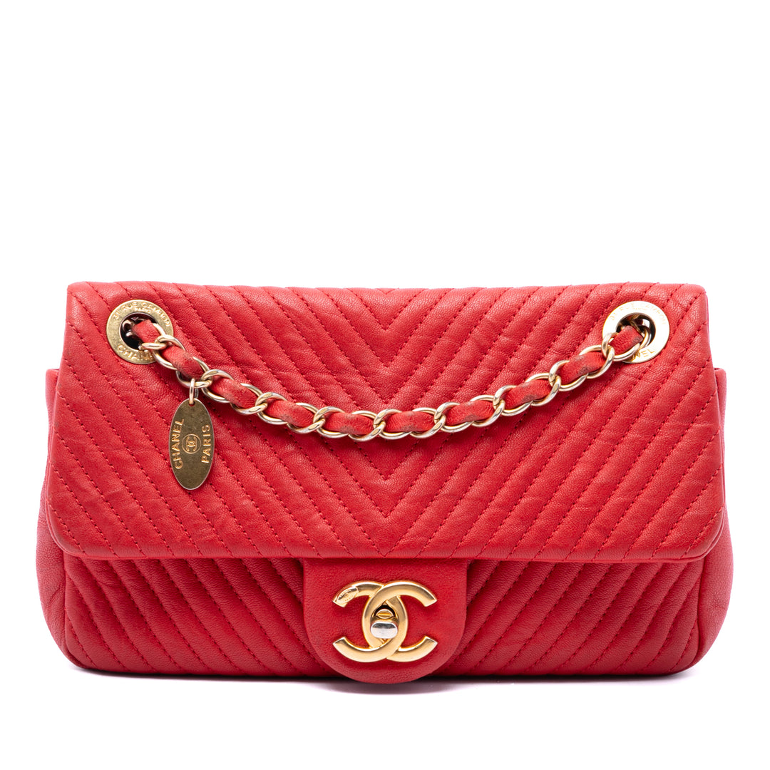 Chanel Sac porté épaule Chevron Wrinkled Medallion Charm Surpique à rabat Petit Cuir de veau Rouge – vue principale – GABY PA