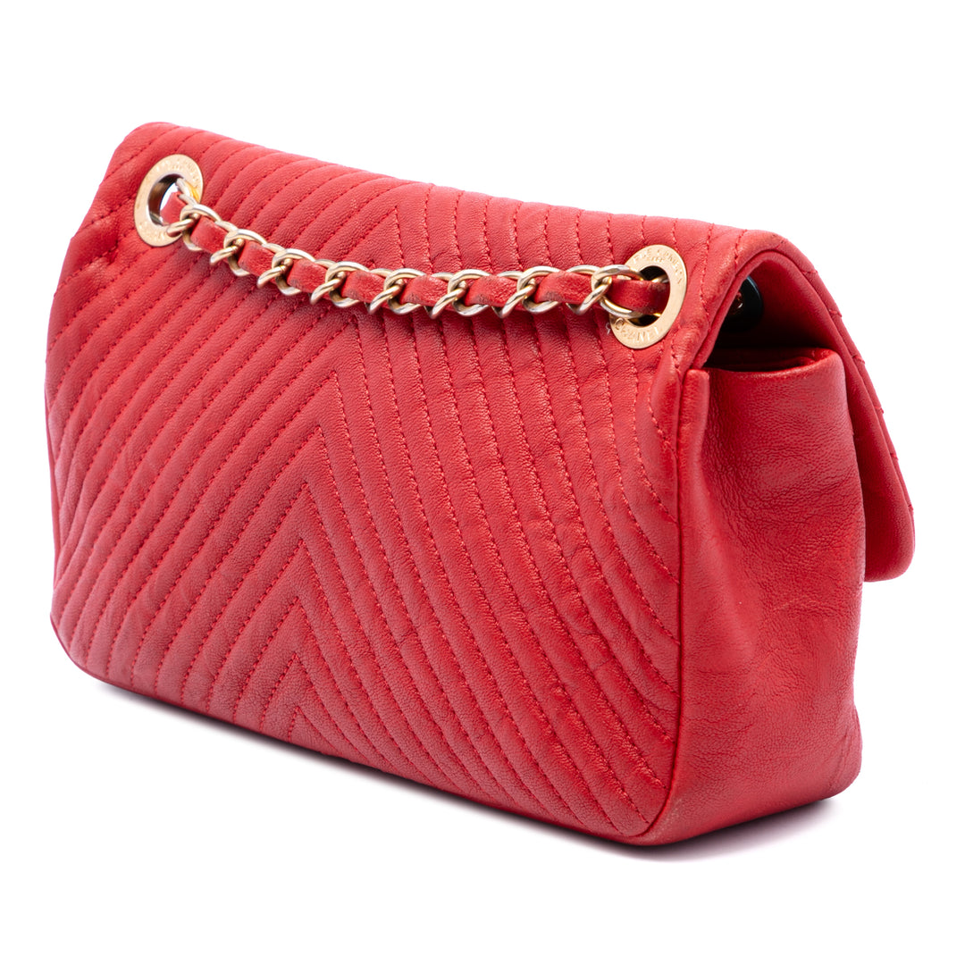 Chanel Sac porté épaule Chevron Wrinkled Medallion Charm Surpique à rabat Petit Cuir de veau Rouge – vue 2 – GABY PARIS