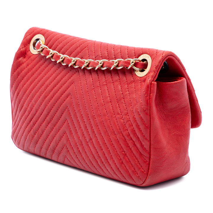 Chanel Sac porté épaule Chevron Wrinkled Medallion Charm Surpique à rabat Petit Cuir de veau Rouge – vue 2 – GABY PARIS