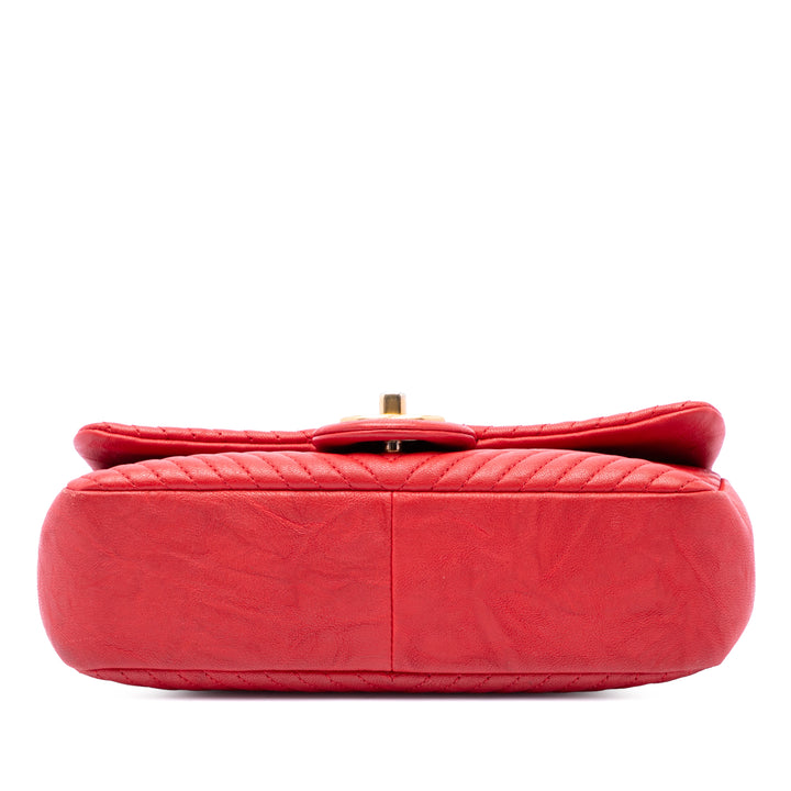 Chanel Sac porté épaule Chevron Wrinkled Medallion Charm Surpique à rabat Petit Cuir de veau Rouge – vue 3 – GABY PARIS