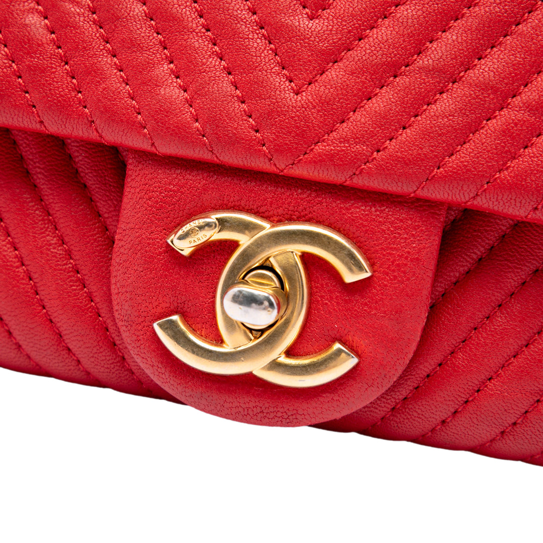 Chanel Sac porté épaule Chevron Wrinkled Medallion Charm Surpique à rabat Petit Cuir de veau Rouge – vue 5 – GABY PARIS