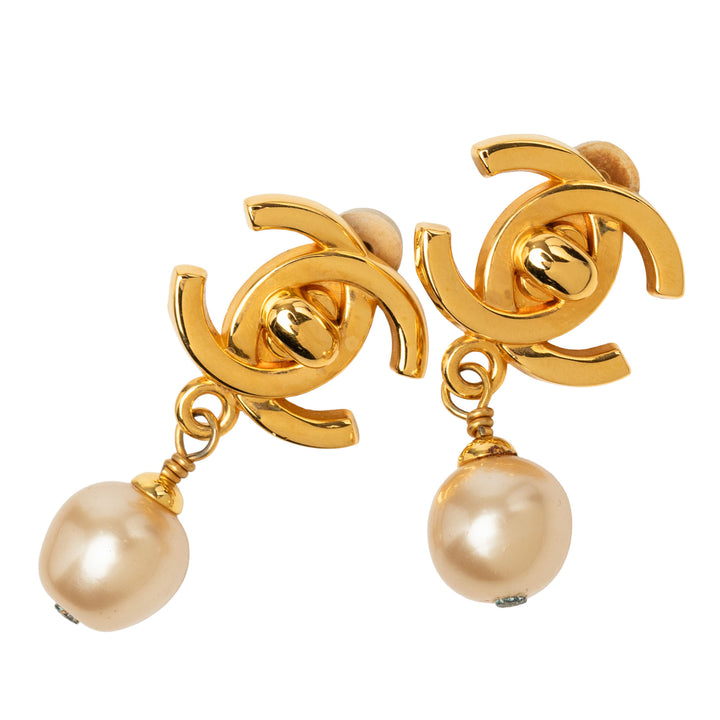 Chanel CC plaqué Perles fantaisie pendantes Turn Lock À clip Boucles d'oreilles Doré – vue principale – GABY PARIS