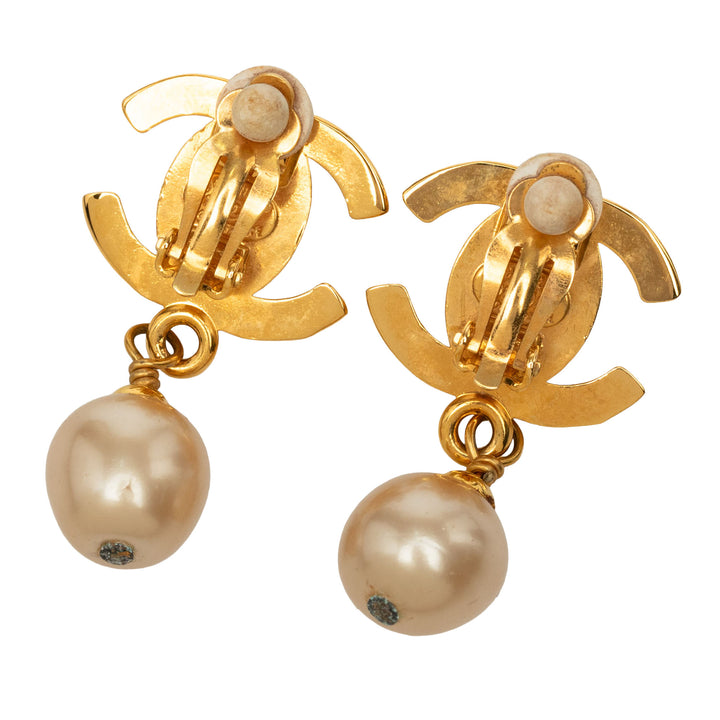Chanel CC plaqué Perles fantaisie pendantes Turn Lock À clip Boucles d'oreilles Doré – vue 2 – GABY PARIS
