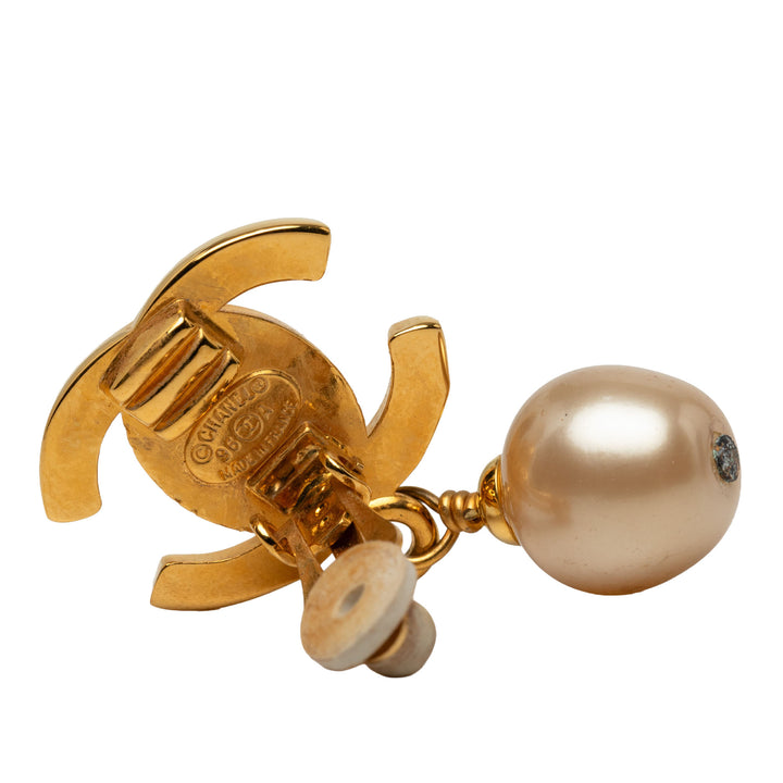 Chanel CC plaqué Perles fantaisie pendantes Turn Lock À clip Boucles d'oreilles Doré – vue 3 – GABY PARIS