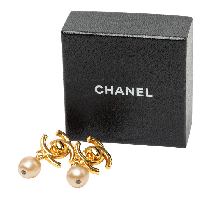 Chanel CC plaqué Perles fantaisie pendantes Turn Lock À clip Boucles d'oreilles Doré – vue 4 – GABY PARIS