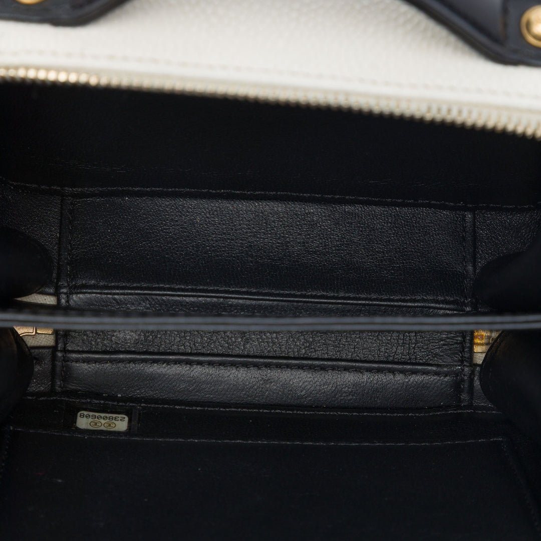 Chanel CC Filigree Vanity Petit Cuir caviar Noir – vue 4 – GABY PARIS