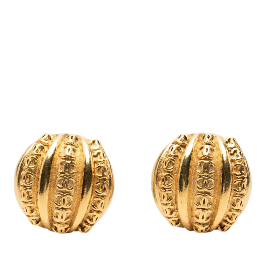 Chanel Boucles d'oreilles CC Dôme À clip plaqué or – vue principale – GABY PARIS